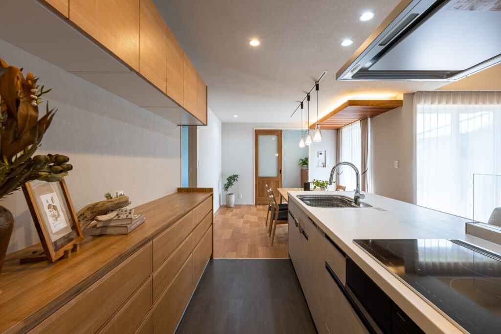 岡山市北区庭瀬施工事例ウチとソトを ゆるやかにつなぐ、 心地よい光と暮らす家キッチン