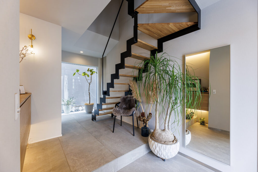 インテリアにこだわった中庭のあるコートハウス玄関