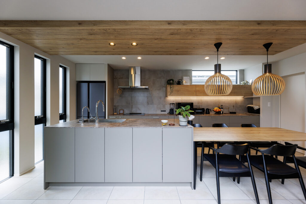 木の温もりとデザインが調和するキッチン空間