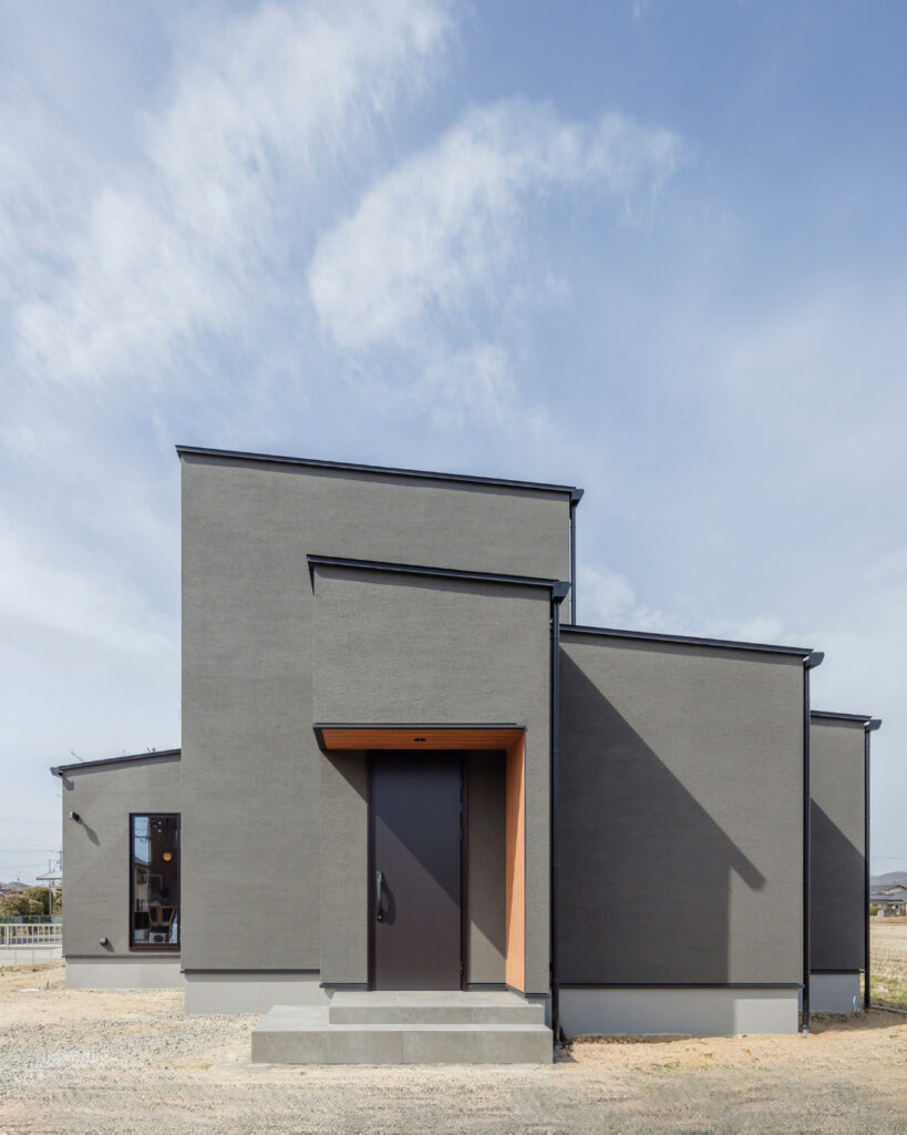 グレーの外壁に、木のぬくもりを添えた外観